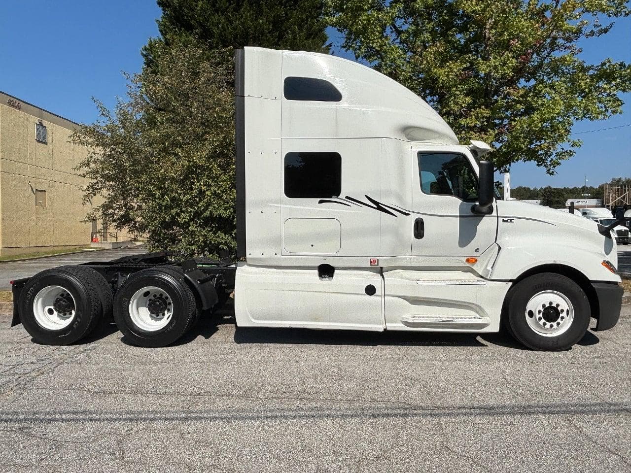 2019 International LT625 image 3