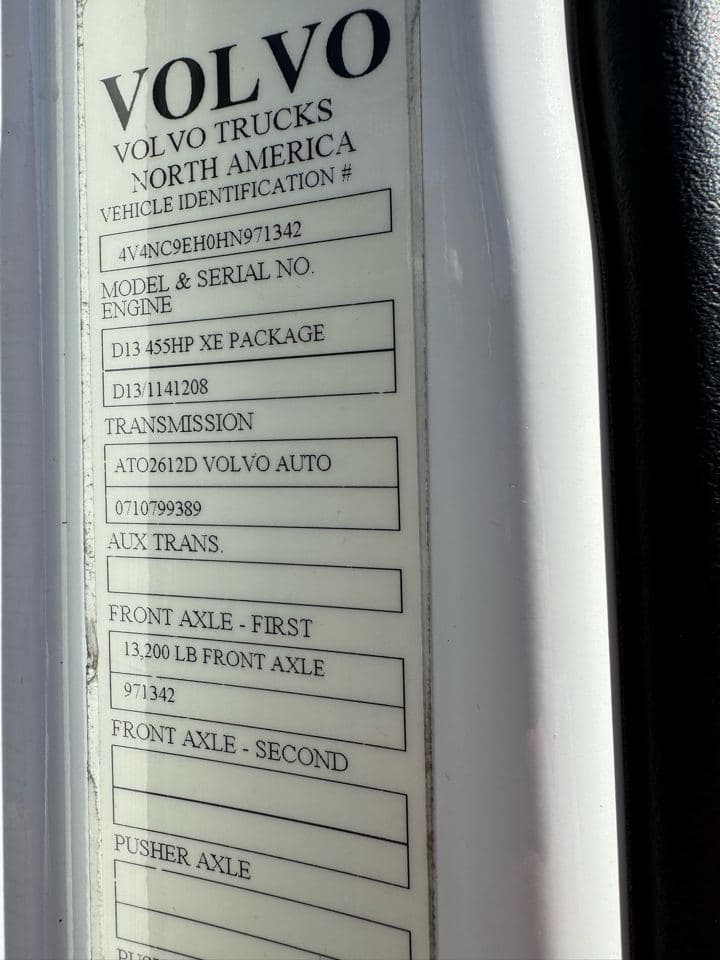 2017 Volvo VNL image 11