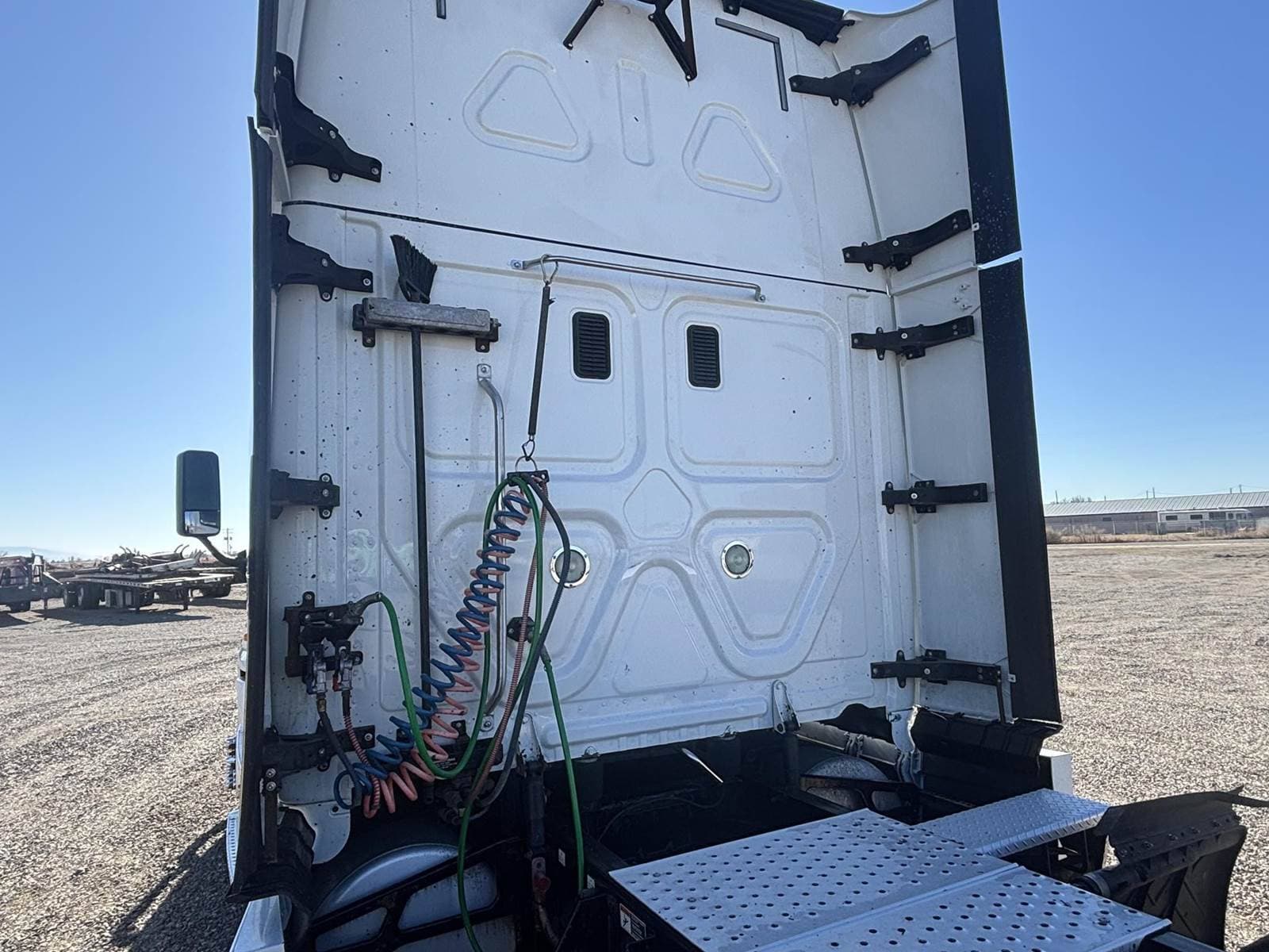 2017 Freightliner Cascadia 113 image 7