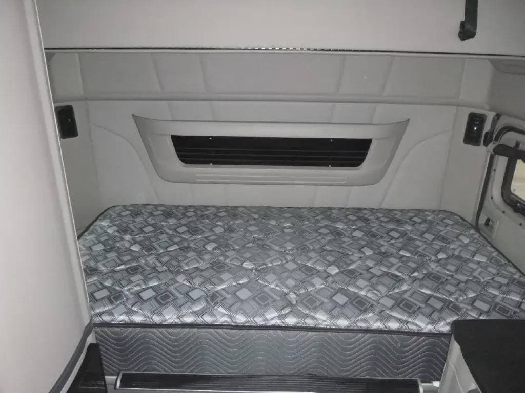 2022 Peterbilt 579 image 5