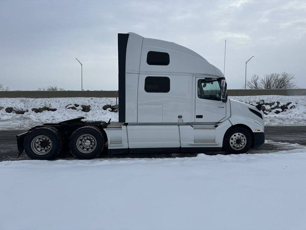 2023 Volvo VNL image 6
