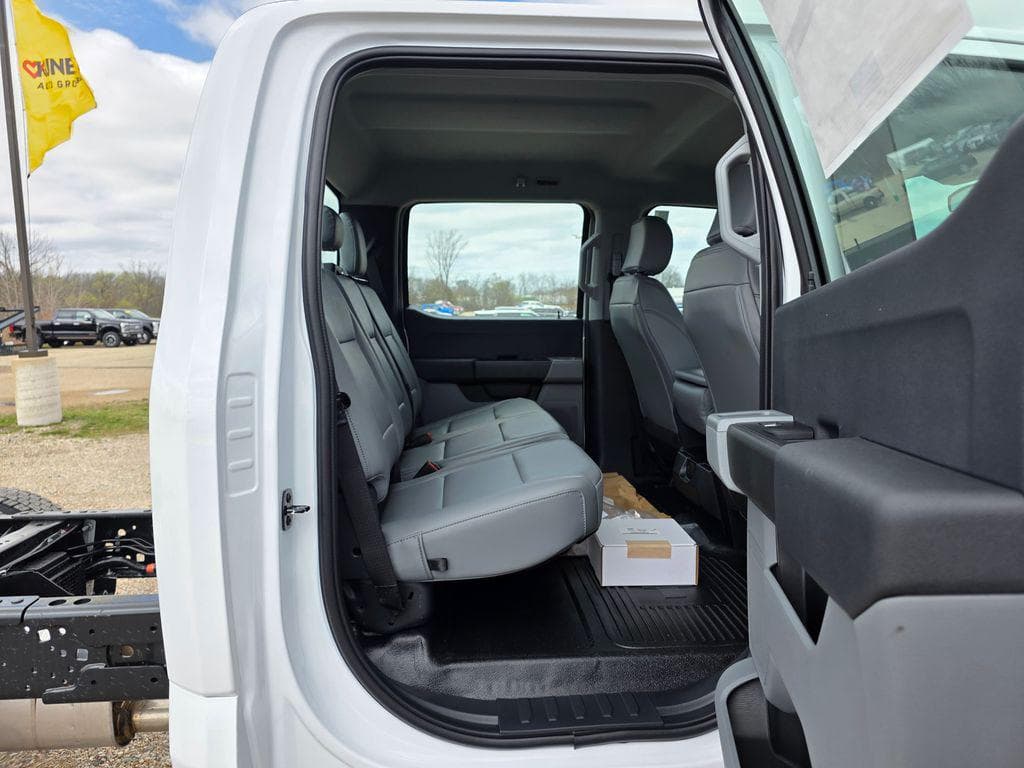 2026 Ford F-450SD XL DRW CAB CHASSIS image 30