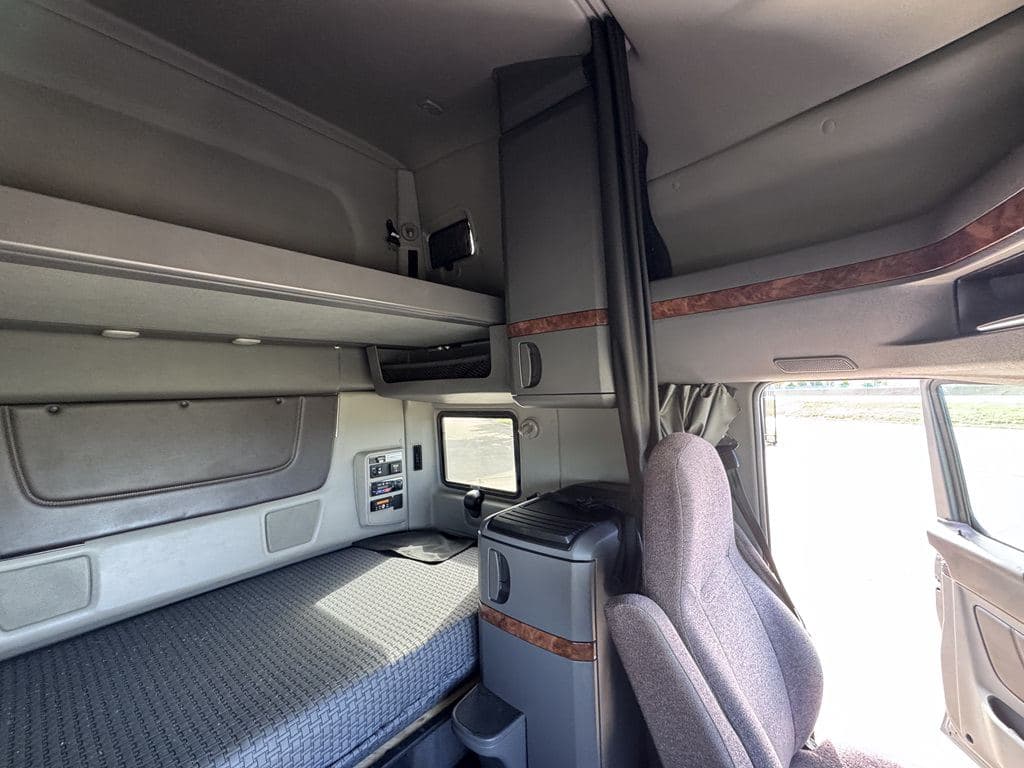 Used 2021 INTERNATIONAL LT625 image 27