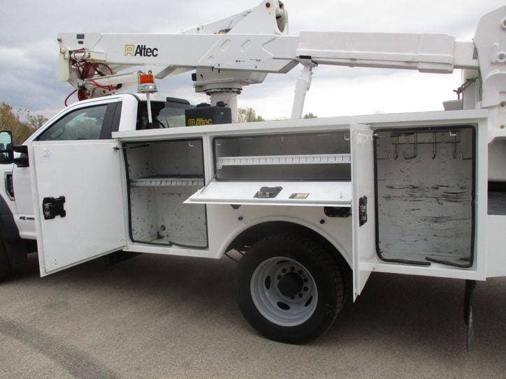 2017 Ford F-550 BUCKET TRUCK 92K MILES image 19