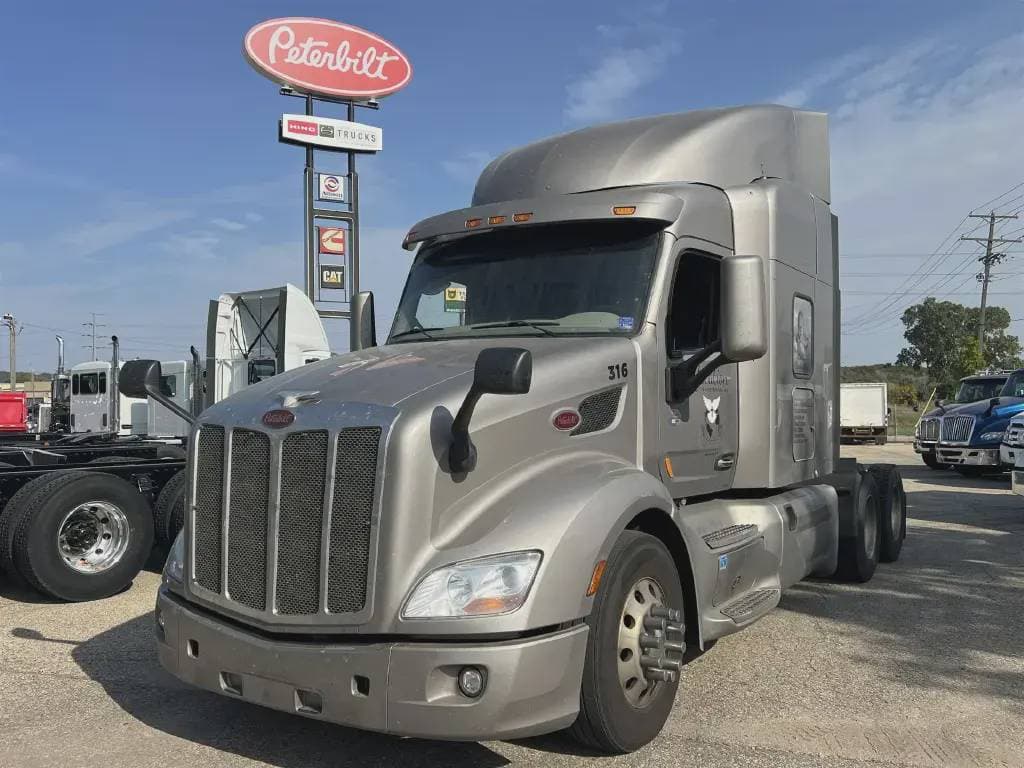 2022 Peterbilt 579 image 1