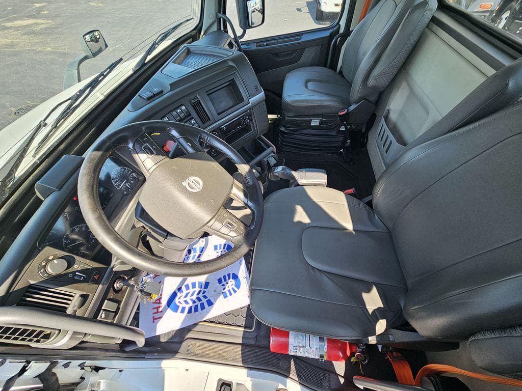 2020 Volvo VNR image 10