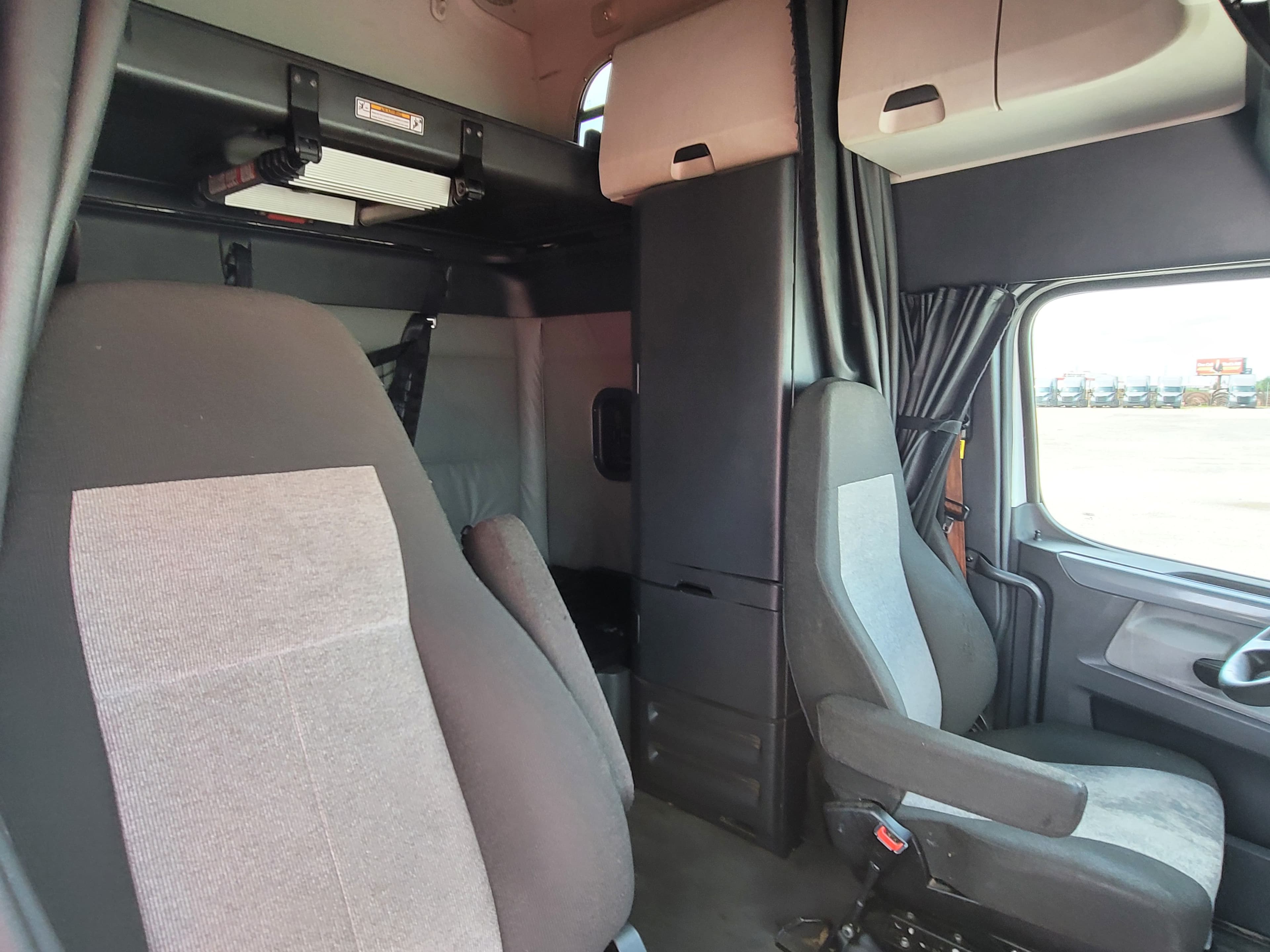 2022 Freightliner Cascadia 126 image 9