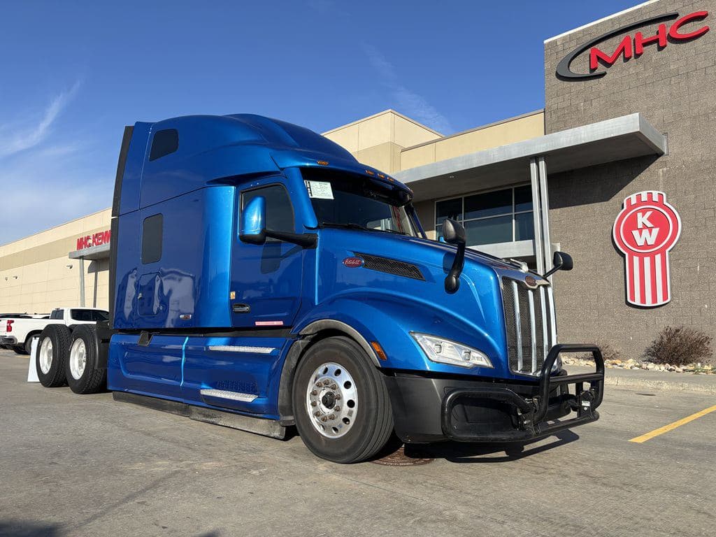 Used 2022 PETERBILT 579 image 1