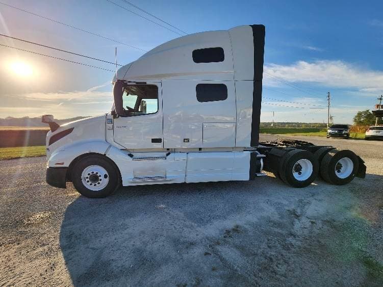 2022 Volvo VNL image 3