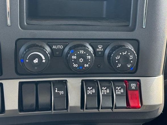 2025 Kenworth T880 image 14