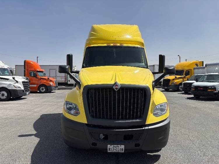 2022 International LT625 image 2