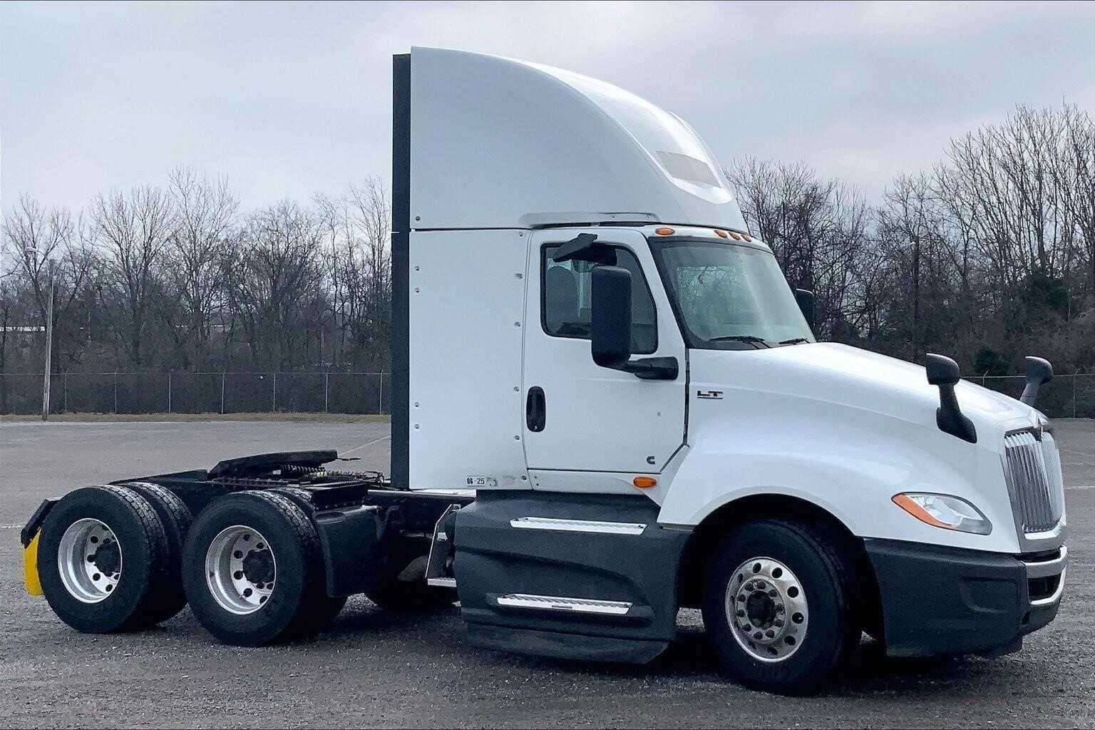 2021 International LT625 image 1