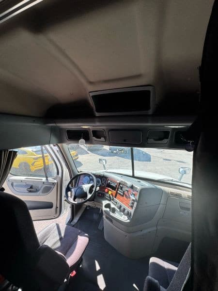 2016 Freightliner Cascadia image 23