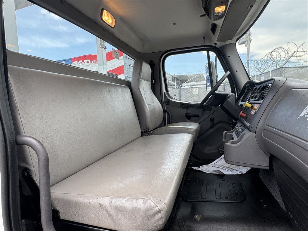 2018 Freightliner M2-106 image 54