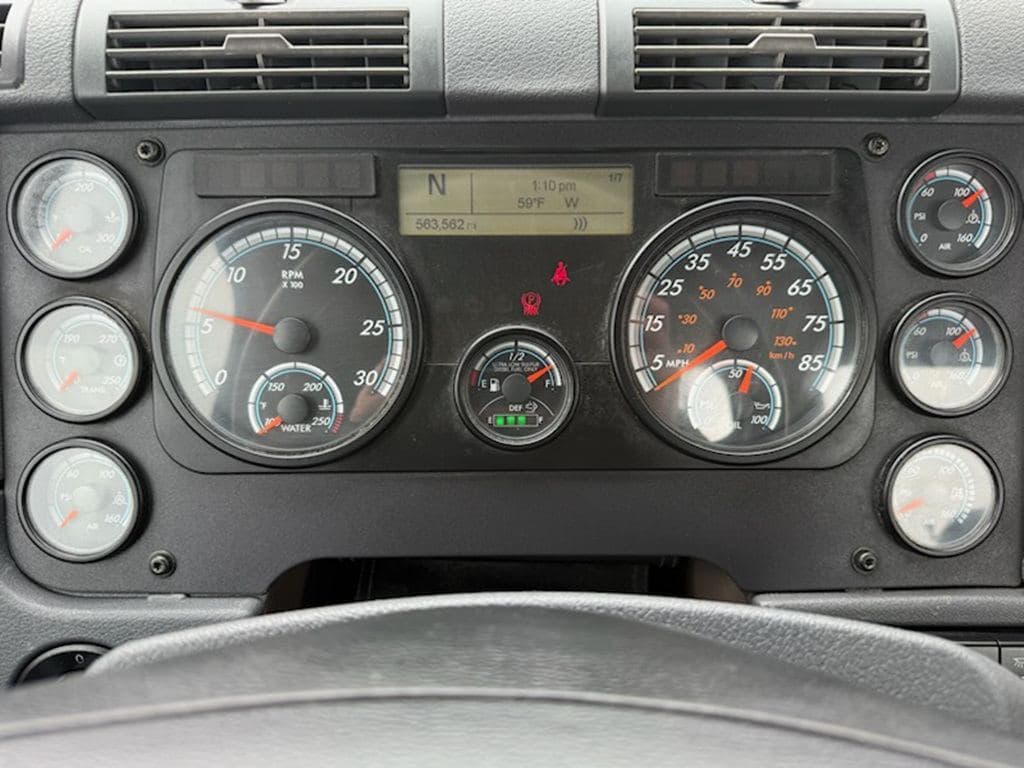 Used 2019 FREIGHTLINER CA12564DC image 7