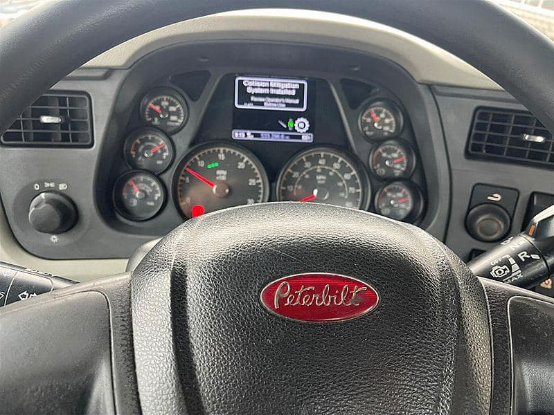 2021 Peterbilt 579 image 12