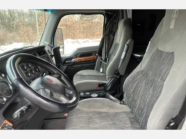 2021 Kenworth T680 image 10
