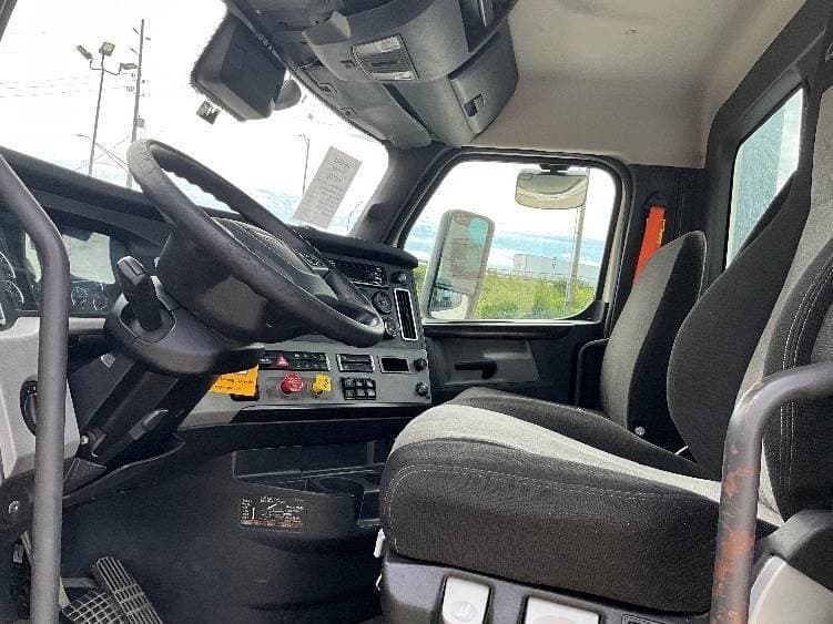 2022 Freightliner Cascadia image 10