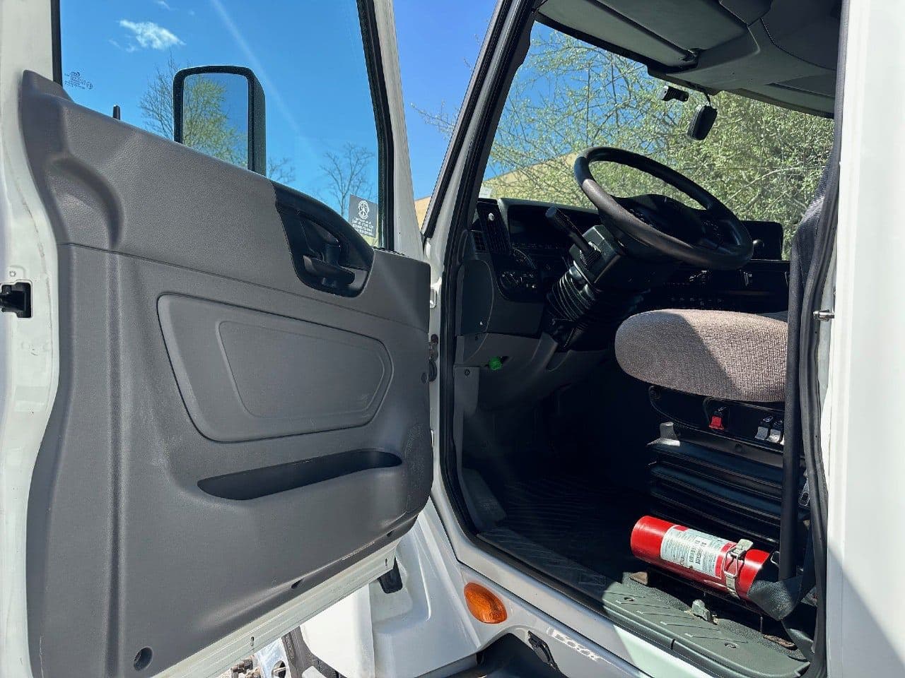 2018 International LT625 image 16