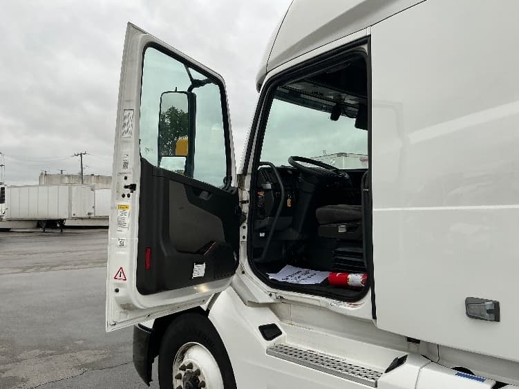 2021 Volvo VNL64760 image 5