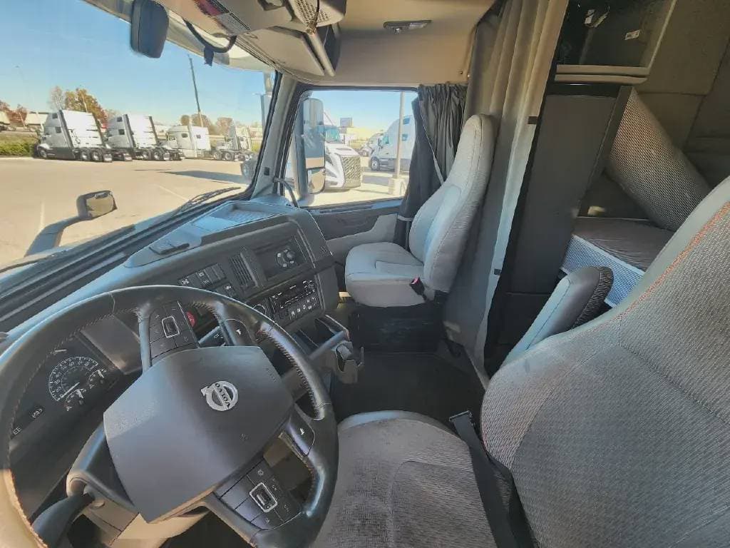 2022 Volvo VNR image 4