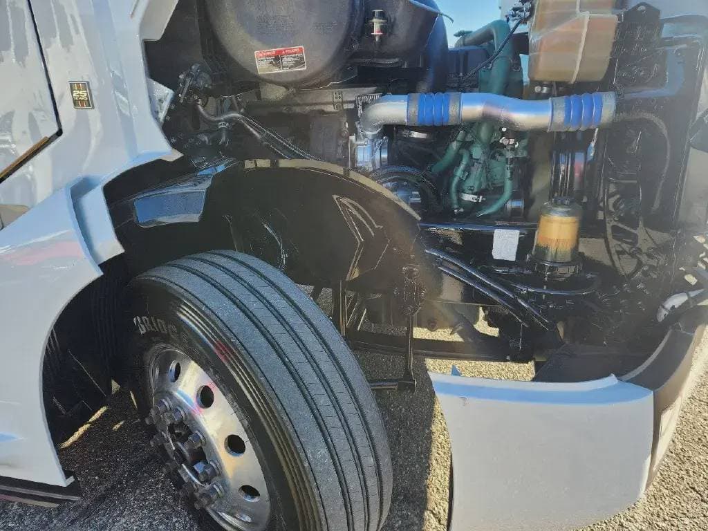 2022 Volvo VNL image 3