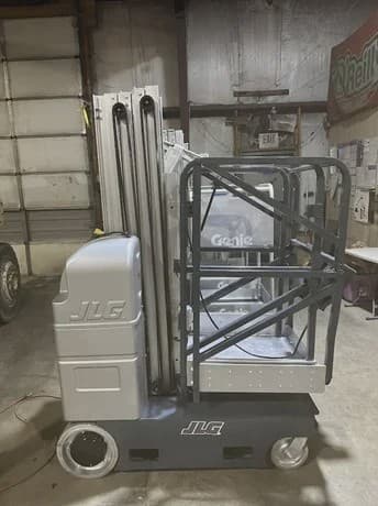 2010 JLG 20MVL image 1