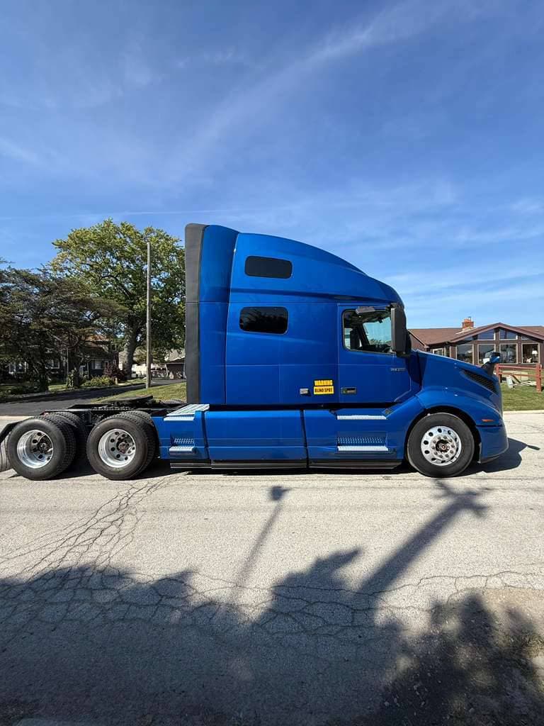 2021 Volvo VNL image 5