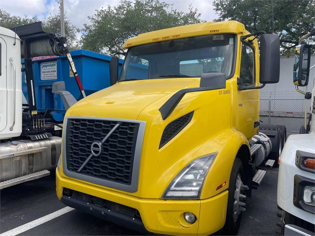2020 Volvo VNR image 3