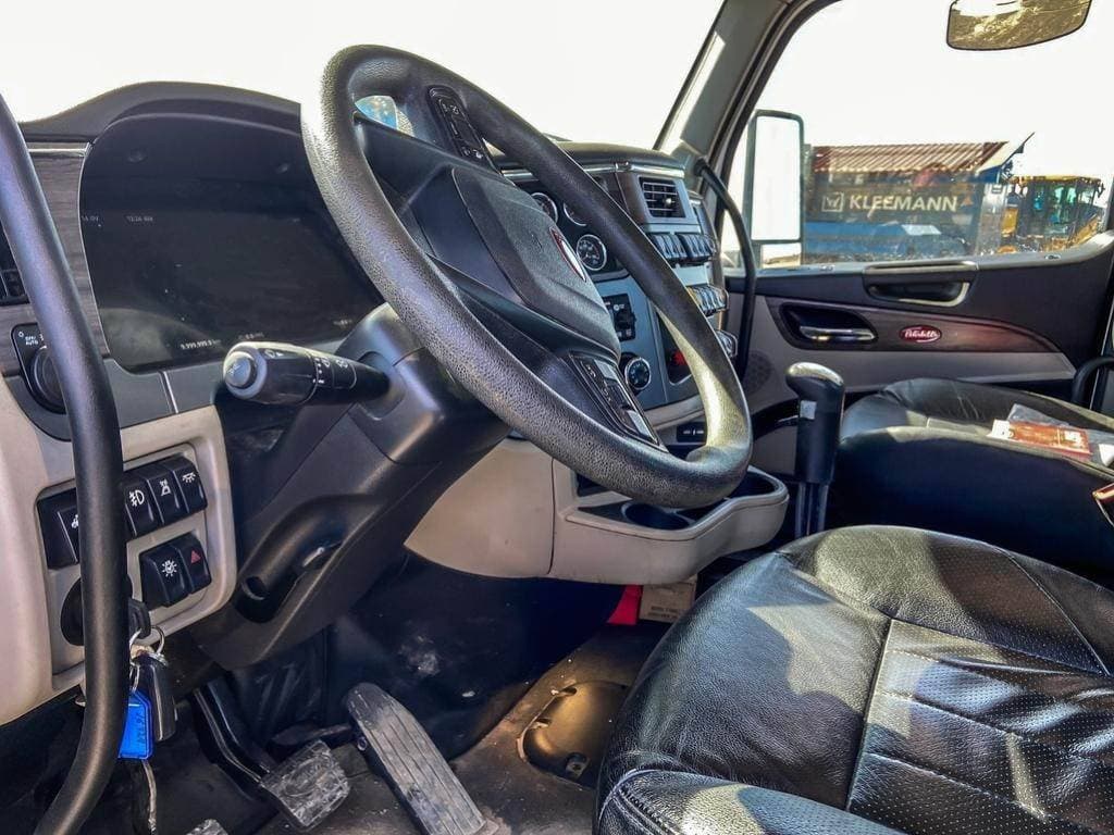 2023 Peterbilt 567 image 7