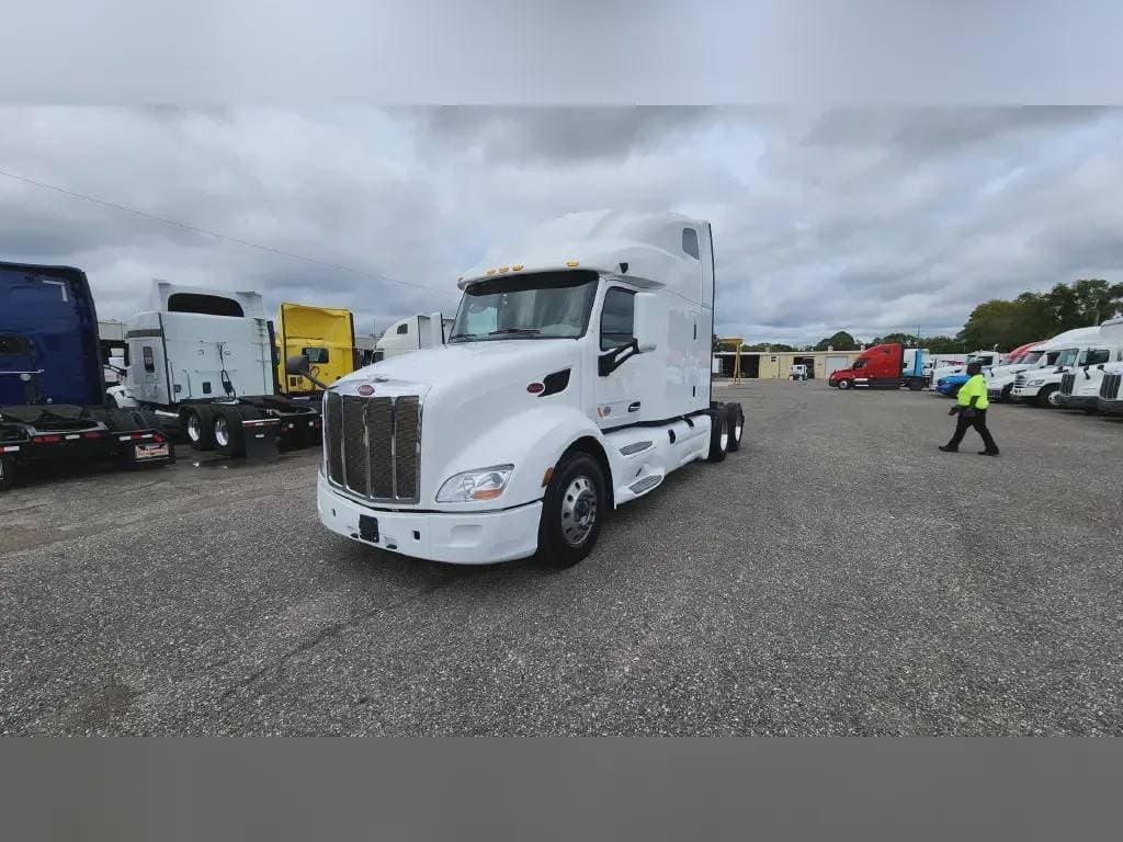 2022 Peterbilt 579 image 1