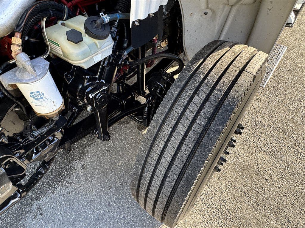 2015 Freightliner M2 106 image 35