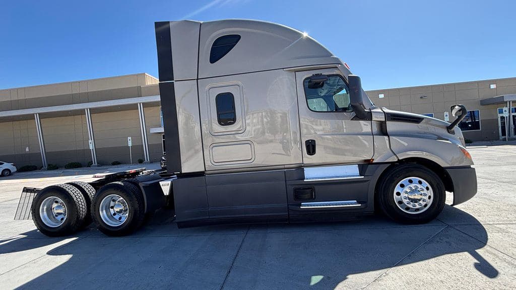 Used 2024 FREIGHTLINER PT126064ST image 5