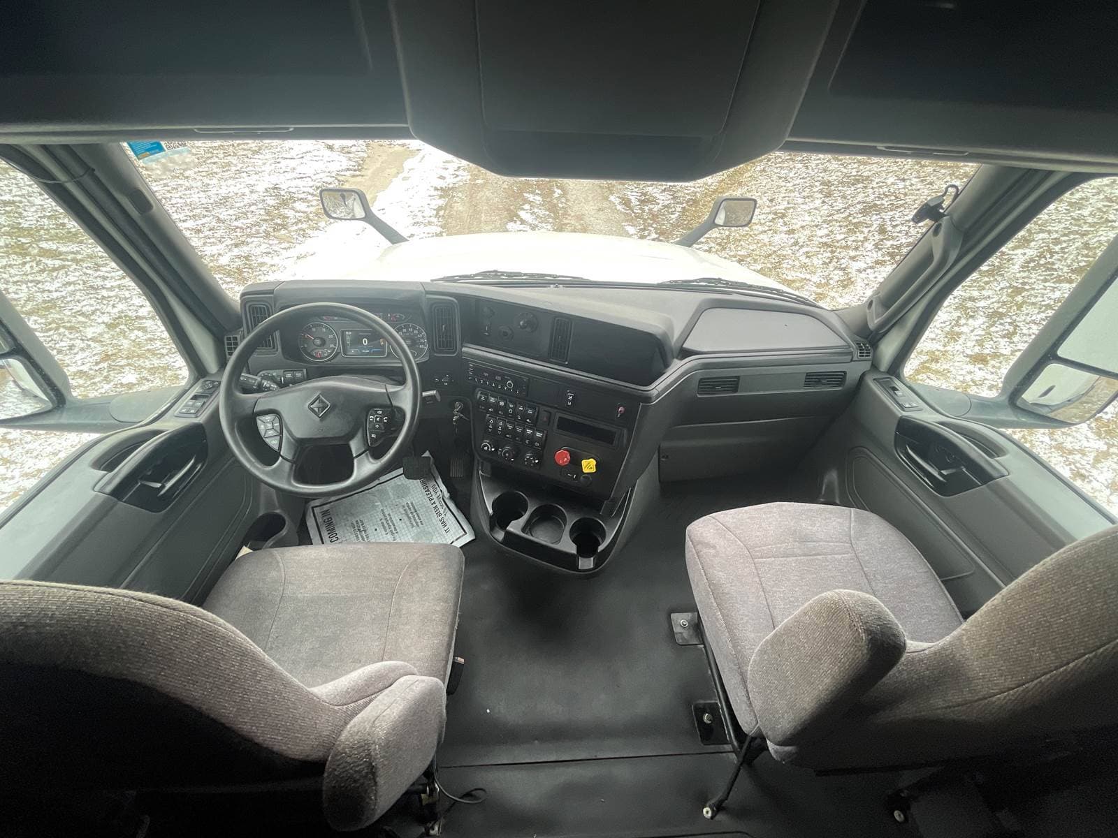 2022 International LT625 Sleeper Semi Truck image 17