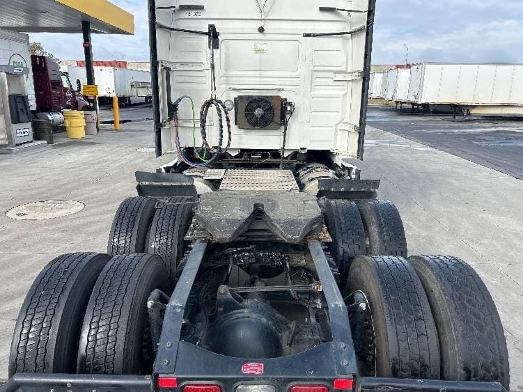 2022 Volvo VNL image 5