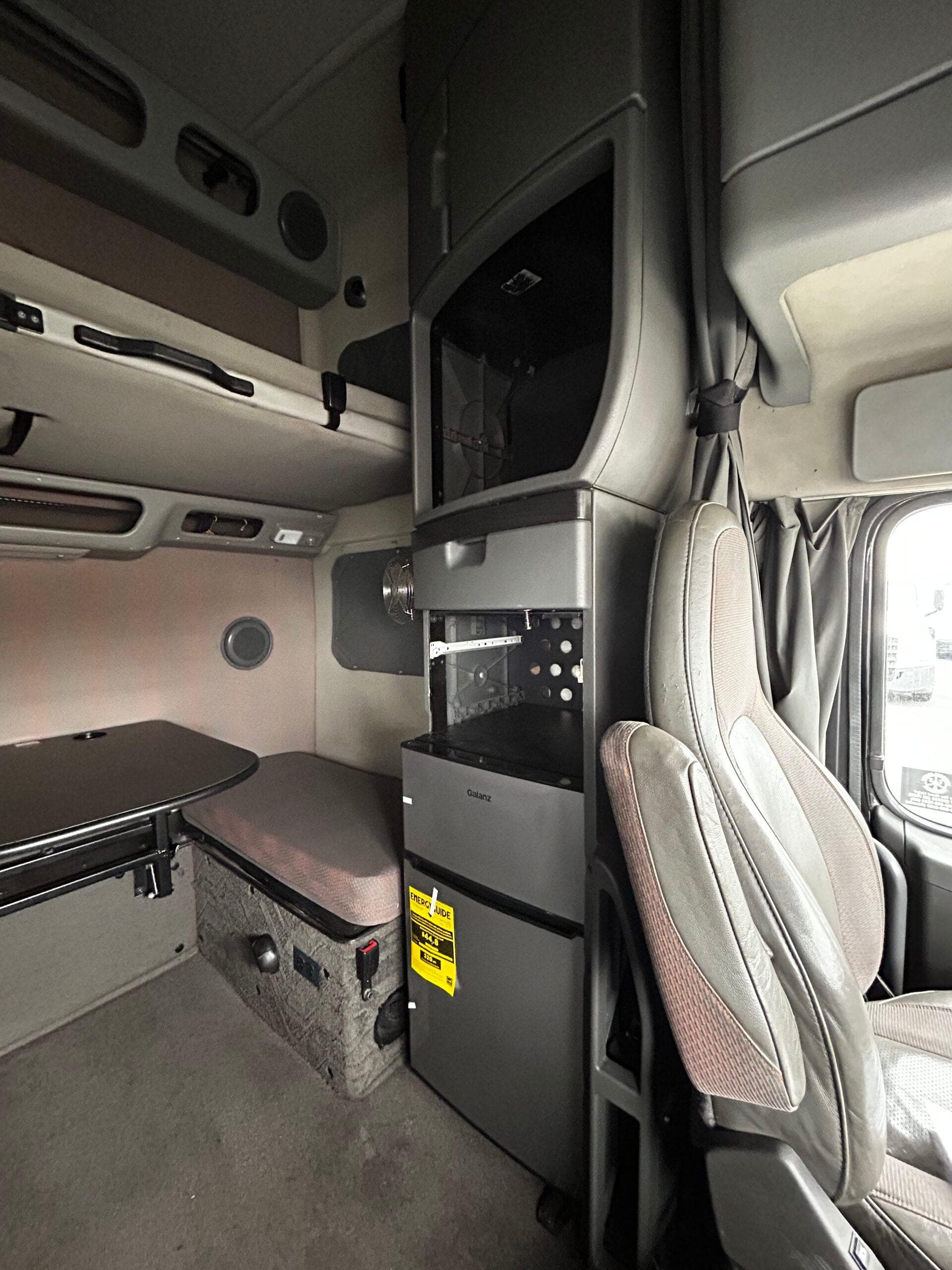 2022 Volvo VNL image 7