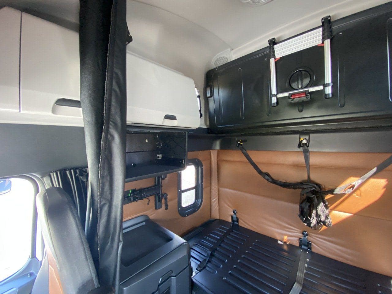 2021 FREIGHTLINER Cascadia CA126 Tandem Axle Sleeper image 14