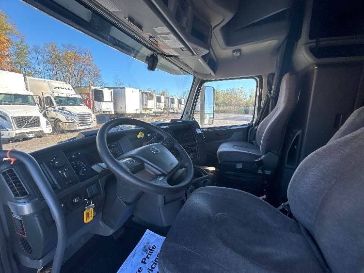 2022 Volvo VNL image 9