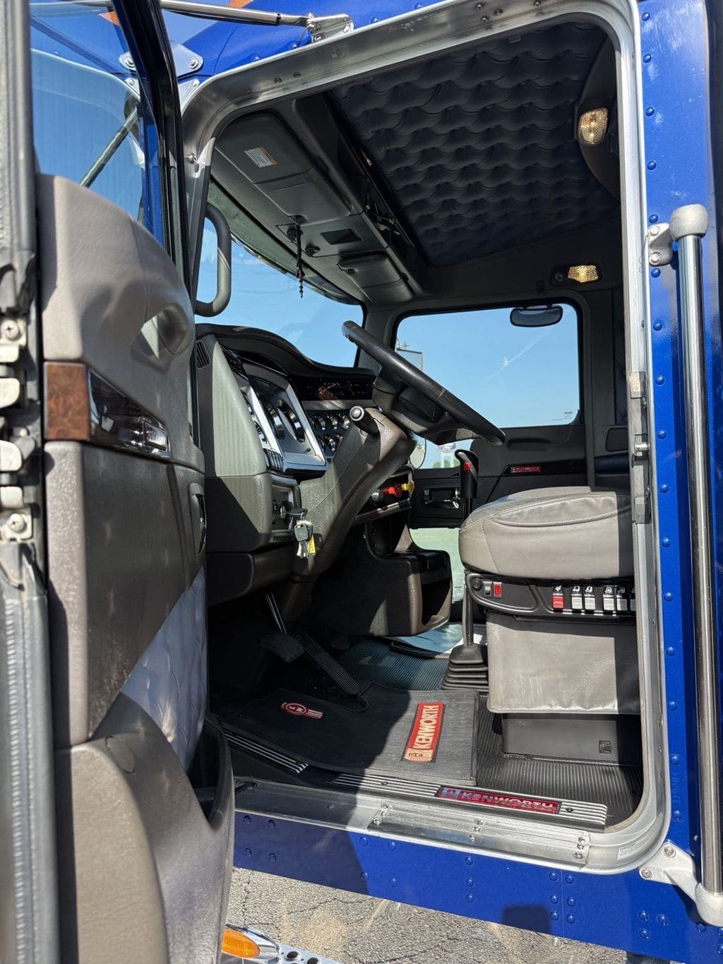 Used 2023 KENWORTH W900L image 18
