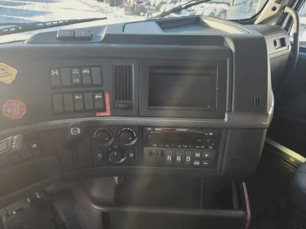 2022 Volvo VNL image 6