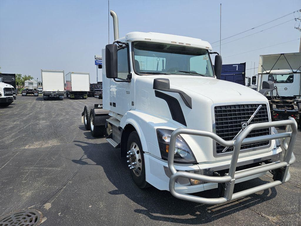 2017 Volvo VNL image 6