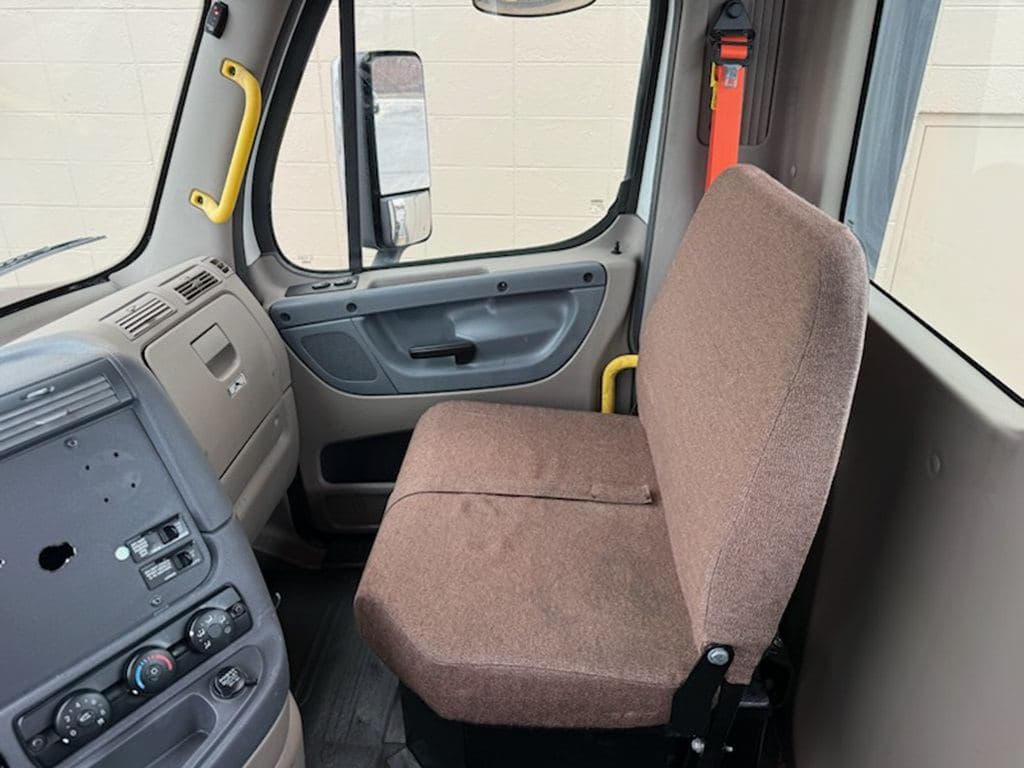 Used 2019 FREIGHTLINER CA12564DC image 34