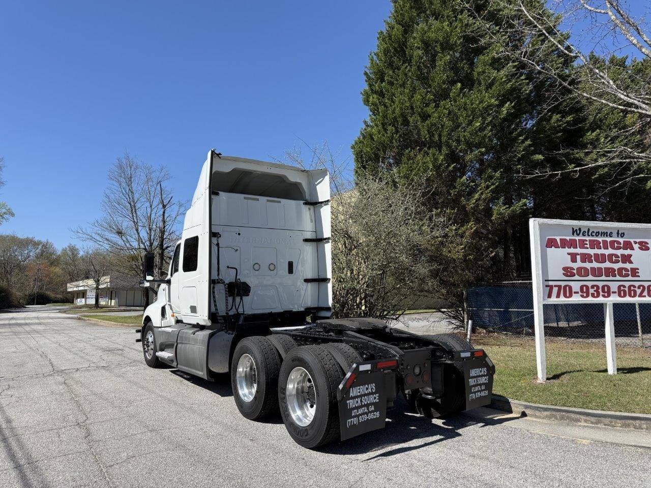 2018 International LT625 image 8