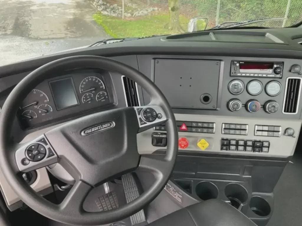 New 2025 FREIGHTLINER Conventional - Day Cab image 7