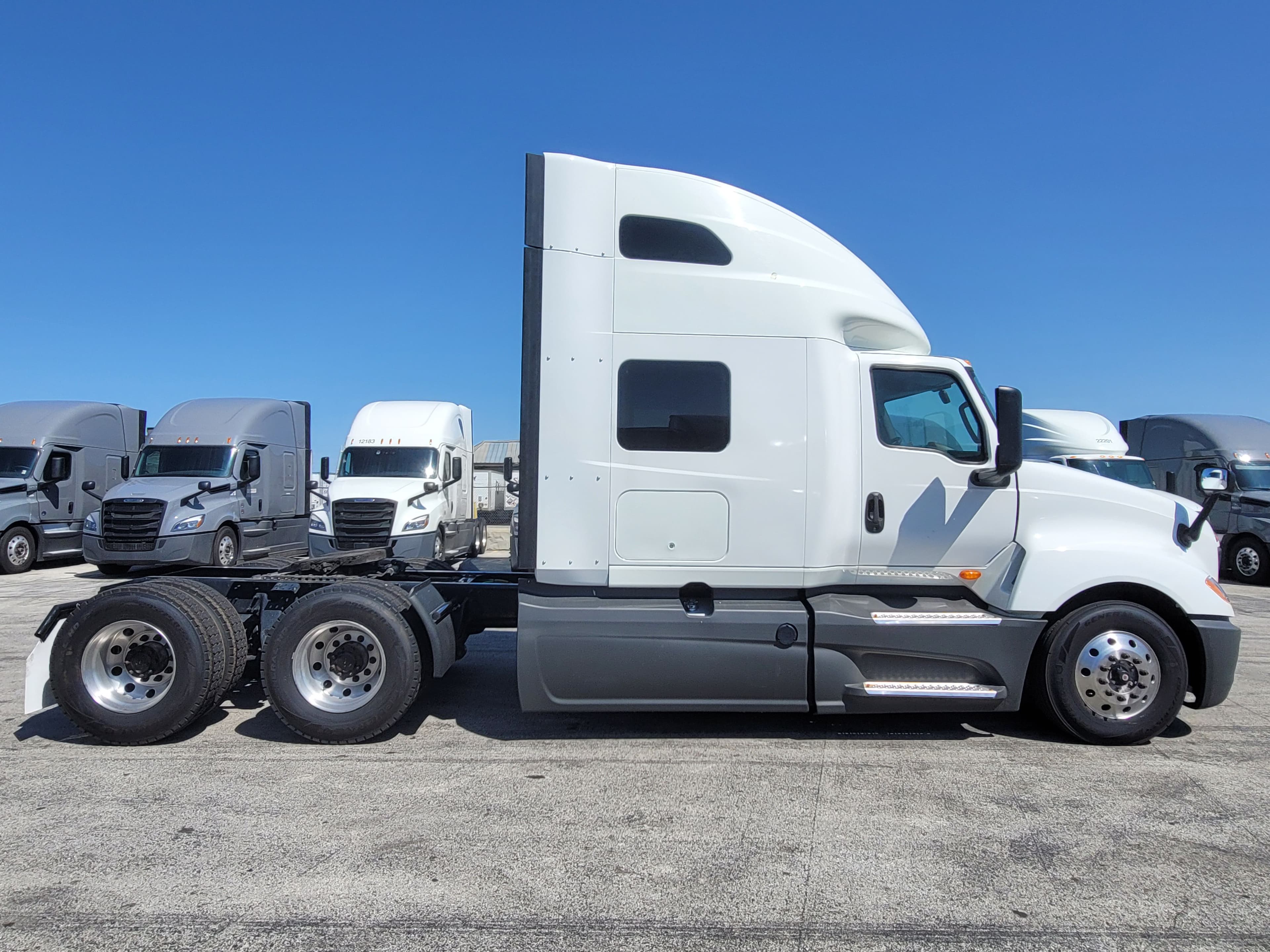 2022 International LT image 4