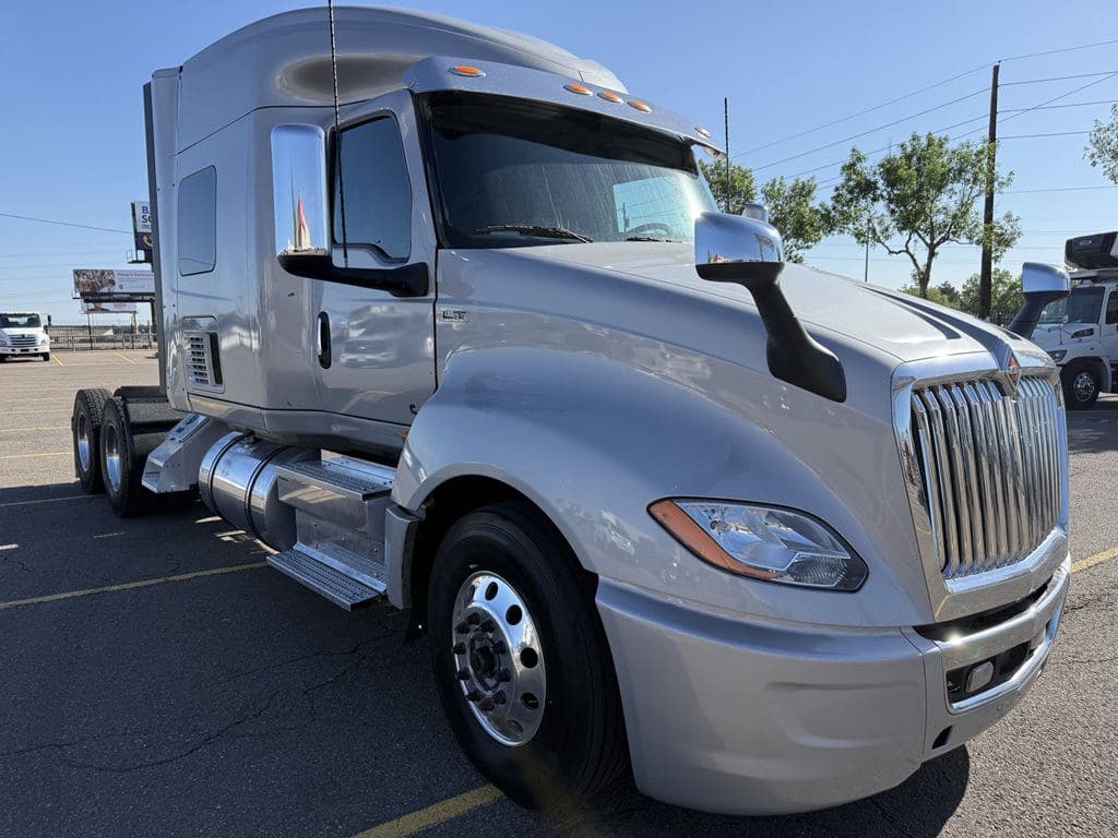 Used 2022 INTERNATIONAL LT625 image 1