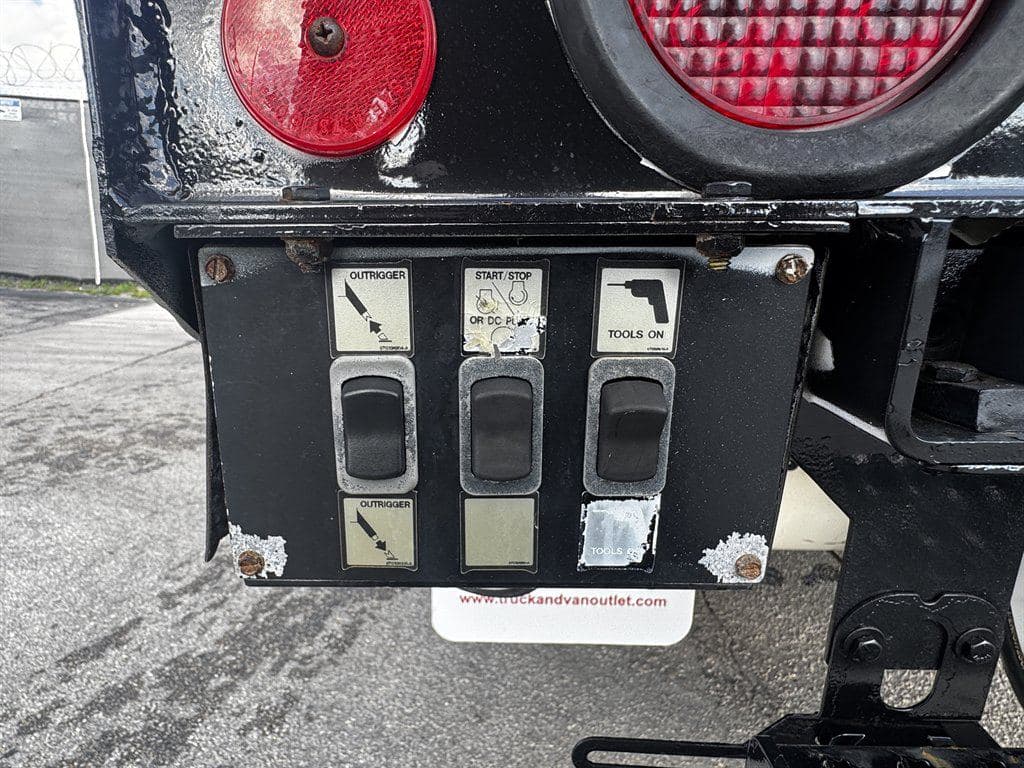 2017 Freightliner M2-106 image 29