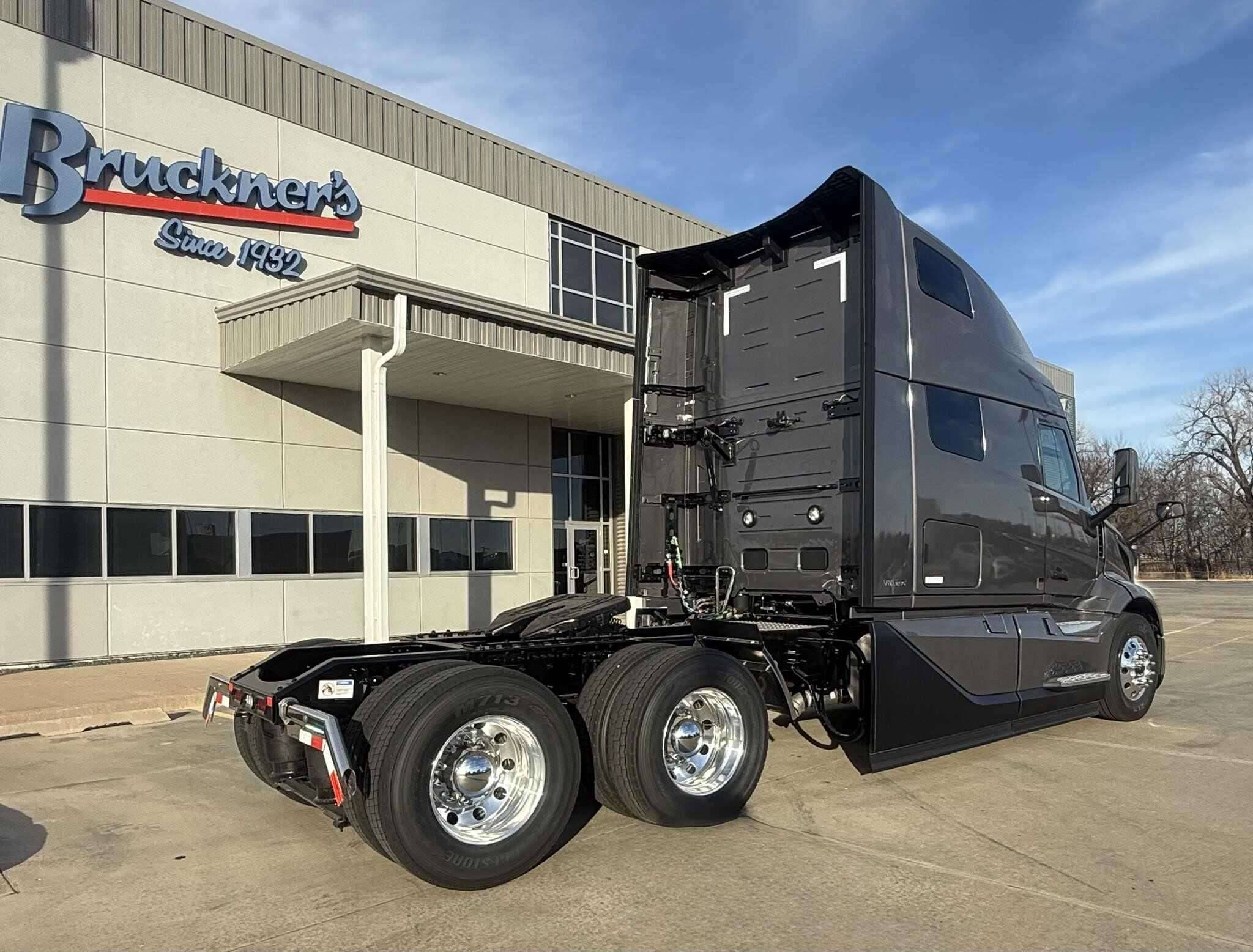 2026 Volvo NEW VNL image 9