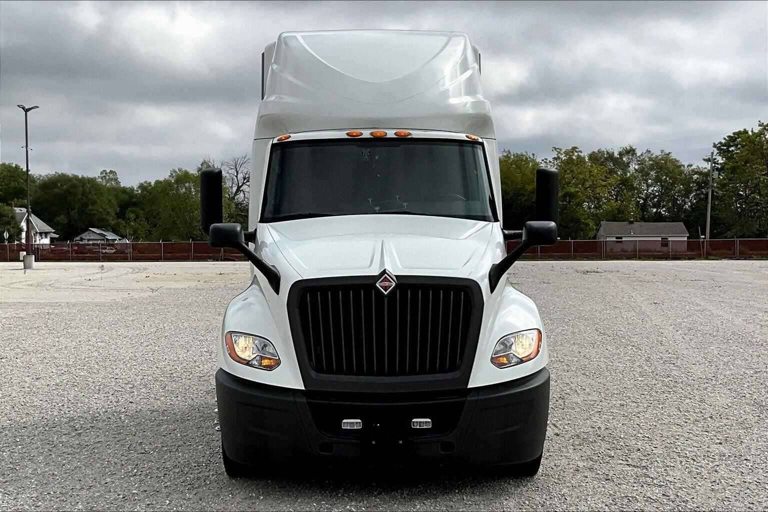 2021 International LT625 image 3