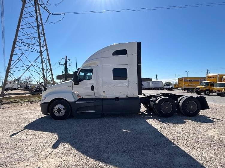 2023 International LT62F image 3